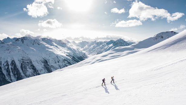 Advanced ski carving techniques: how to improve your control on the slope and ski faster