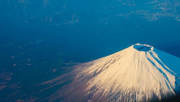Discover the active volcanoes of Hawaii, the United States, a dramatic landscape and a unique experience, the force of nature