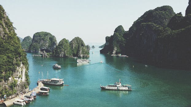 Discover the fascinating culture of Vietnam, visiting the temples of Hanoi, Halong Bay and the city of Hoi An